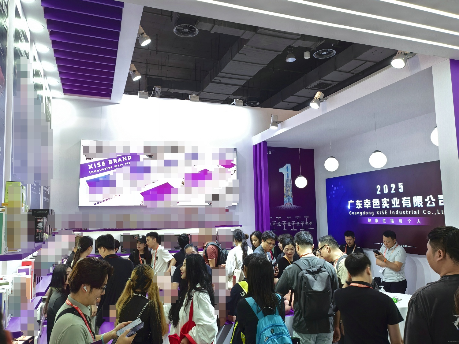 幸色展区的模特成为展会热点 幸色展区的模特成为展会热点