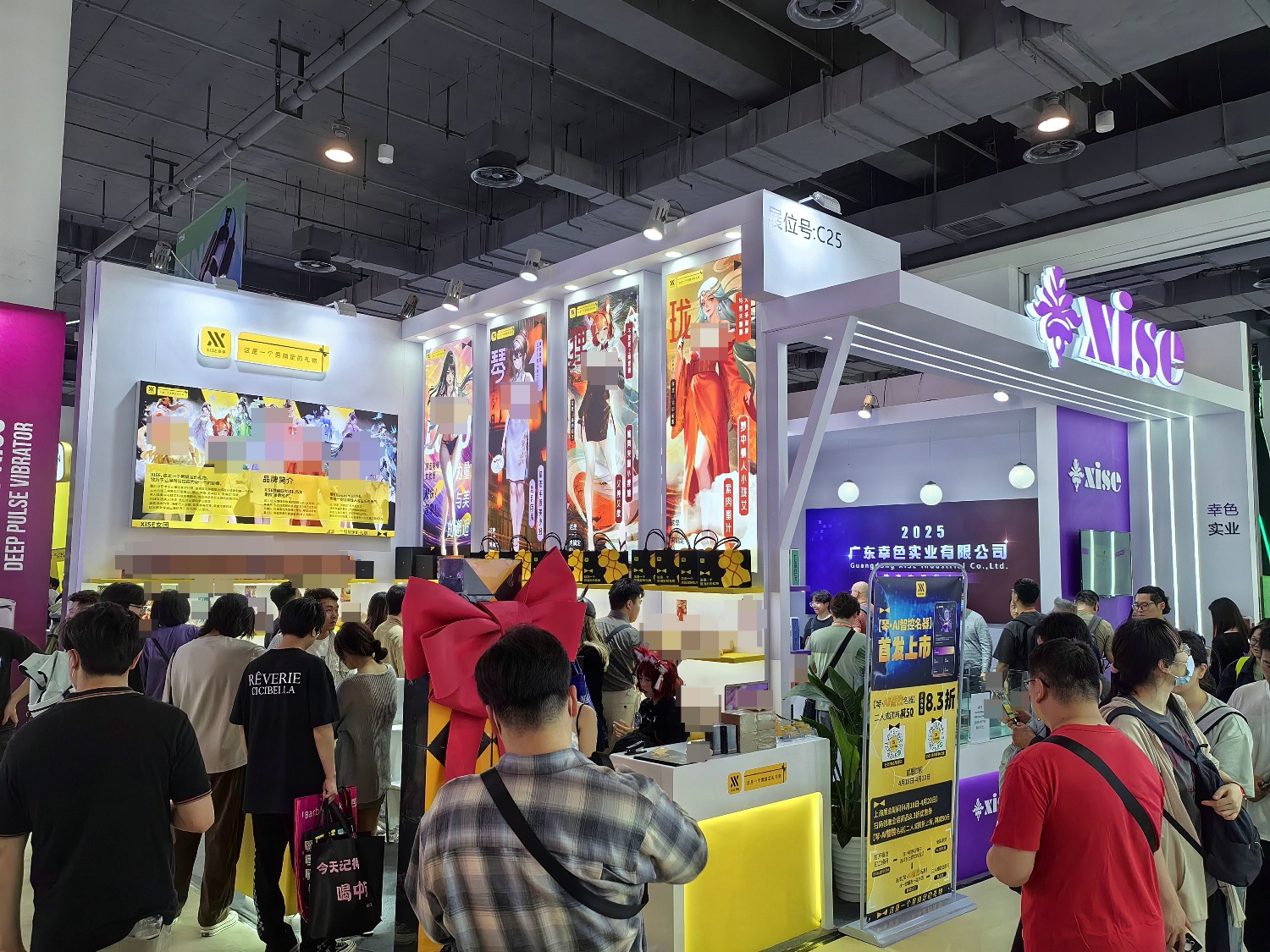 幸色展区的模特成为展会热点 幸色展区的模特成为展会热点