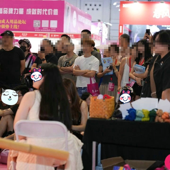 众多年轻观众欣赏绳缚术表演