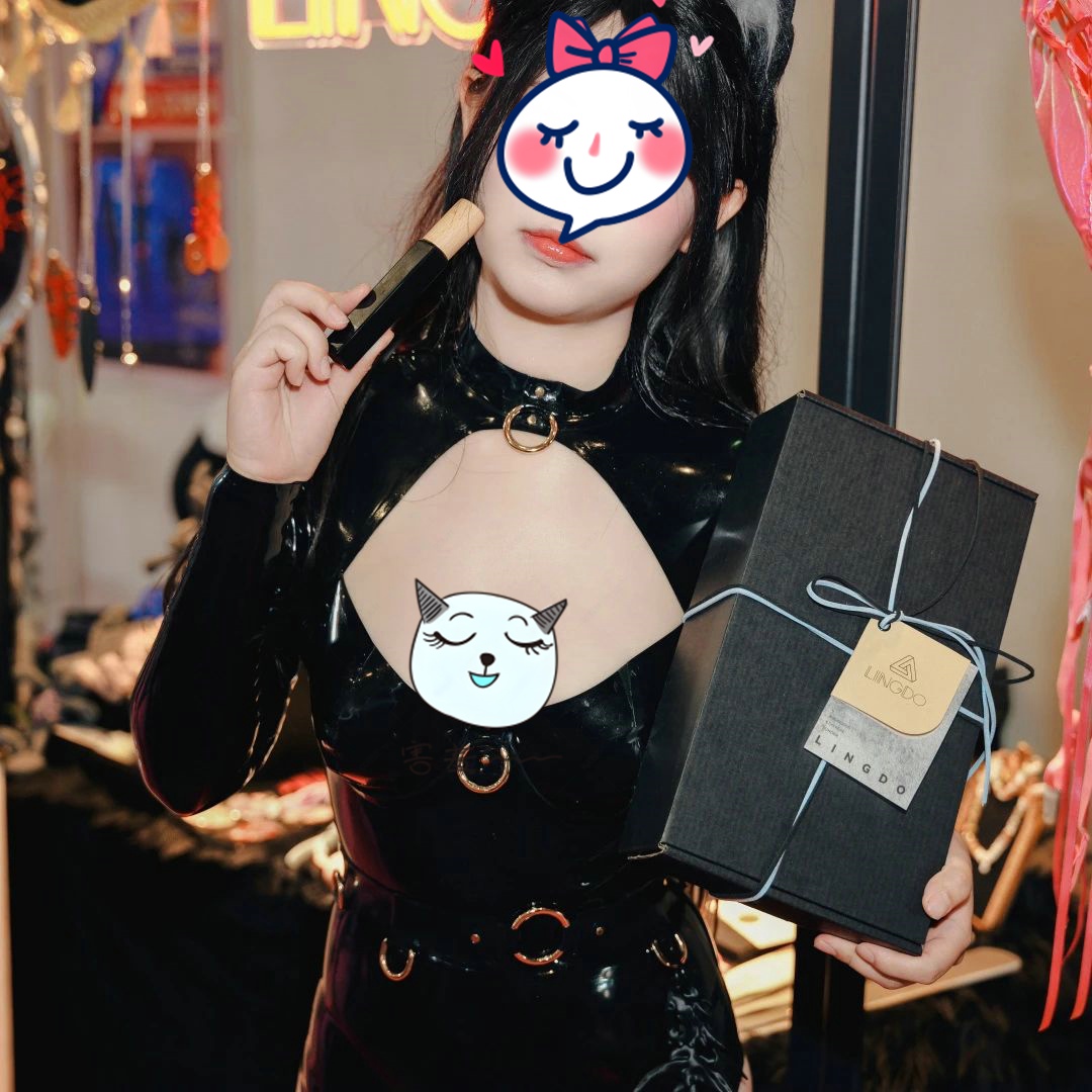 美女模特身着漆皮情趣服饰